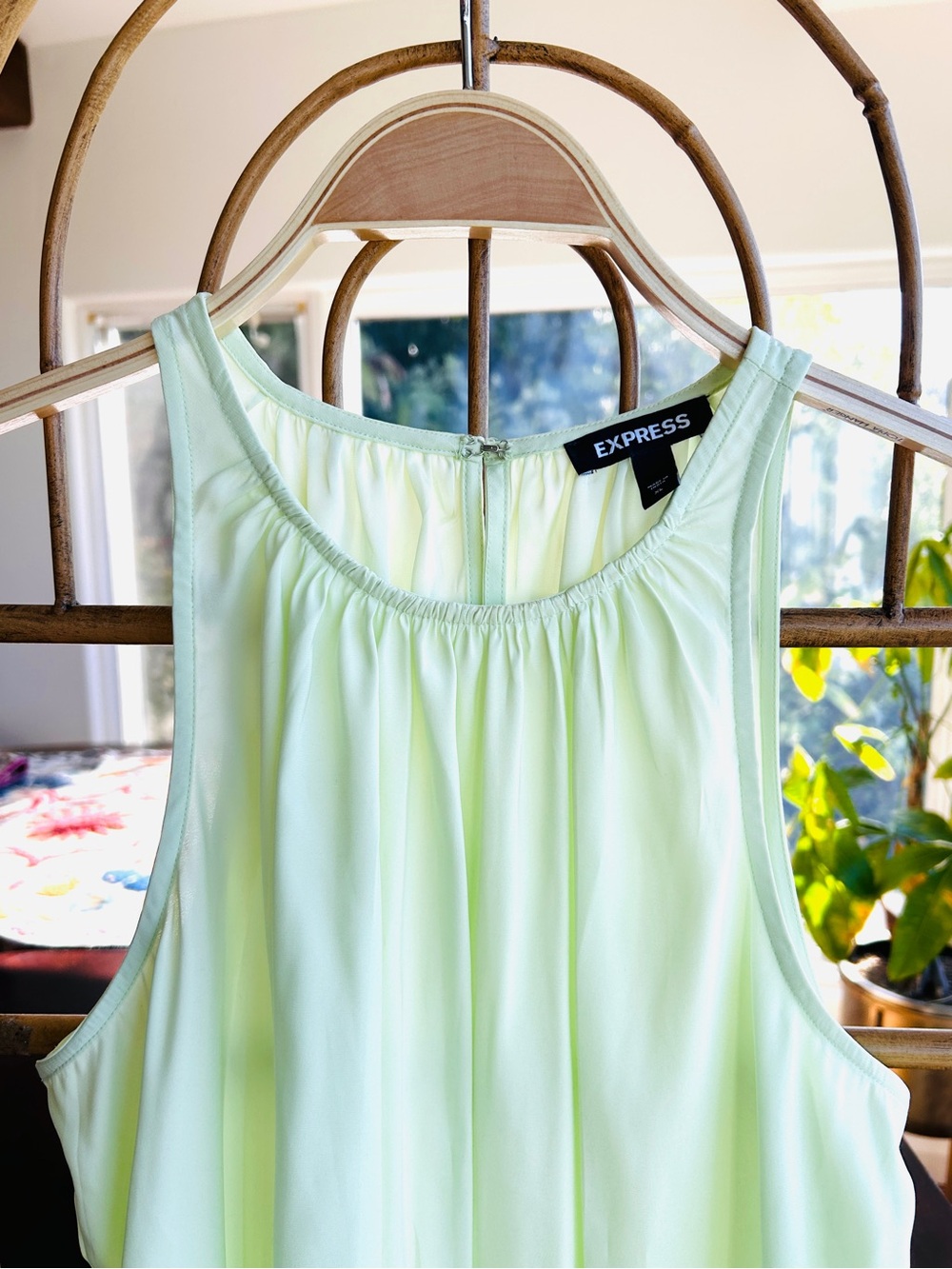 Express Women’s Pale Lime green Sleeveless Smocked-Hem top size XL - Picture 3 of 8